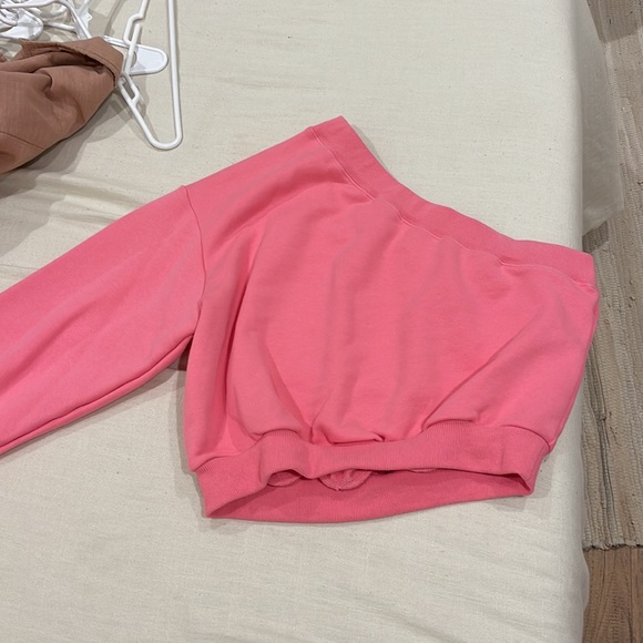 Pink one shoulder sweater - Picture 2 of 3